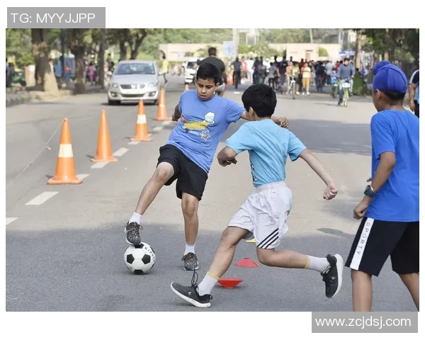 足球明星在街头遭热情粉丝追逐引发围观现场气氛火热