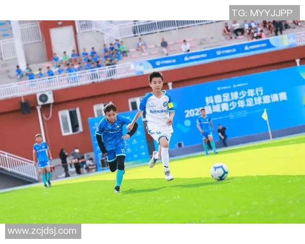 性格阳光的足球明星们展现友善与团队精神的魅力与风采